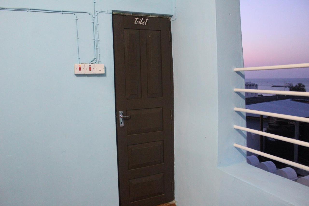Bottoms Up Hostel Zanzibar Bagian luar foto
