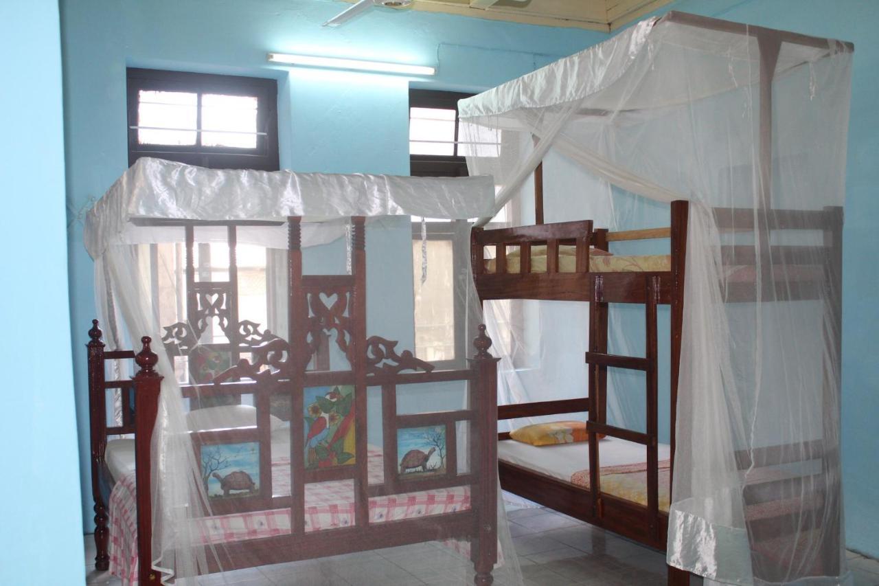Bottoms Up Hostel Zanzibar Bagian luar foto