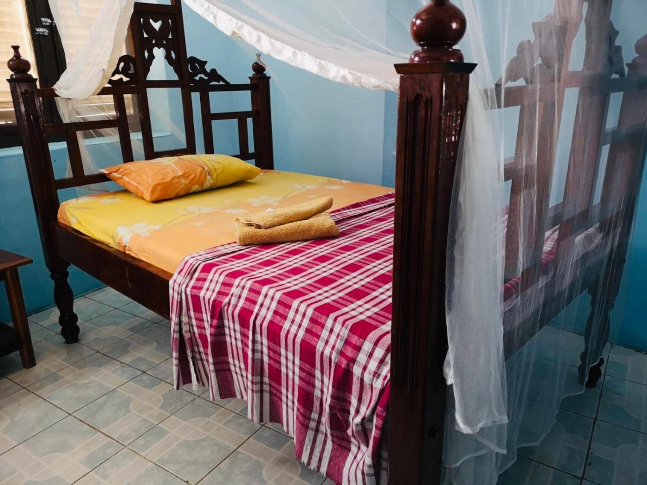 Bottoms Up Hostel Zanzibar Bagian luar foto
