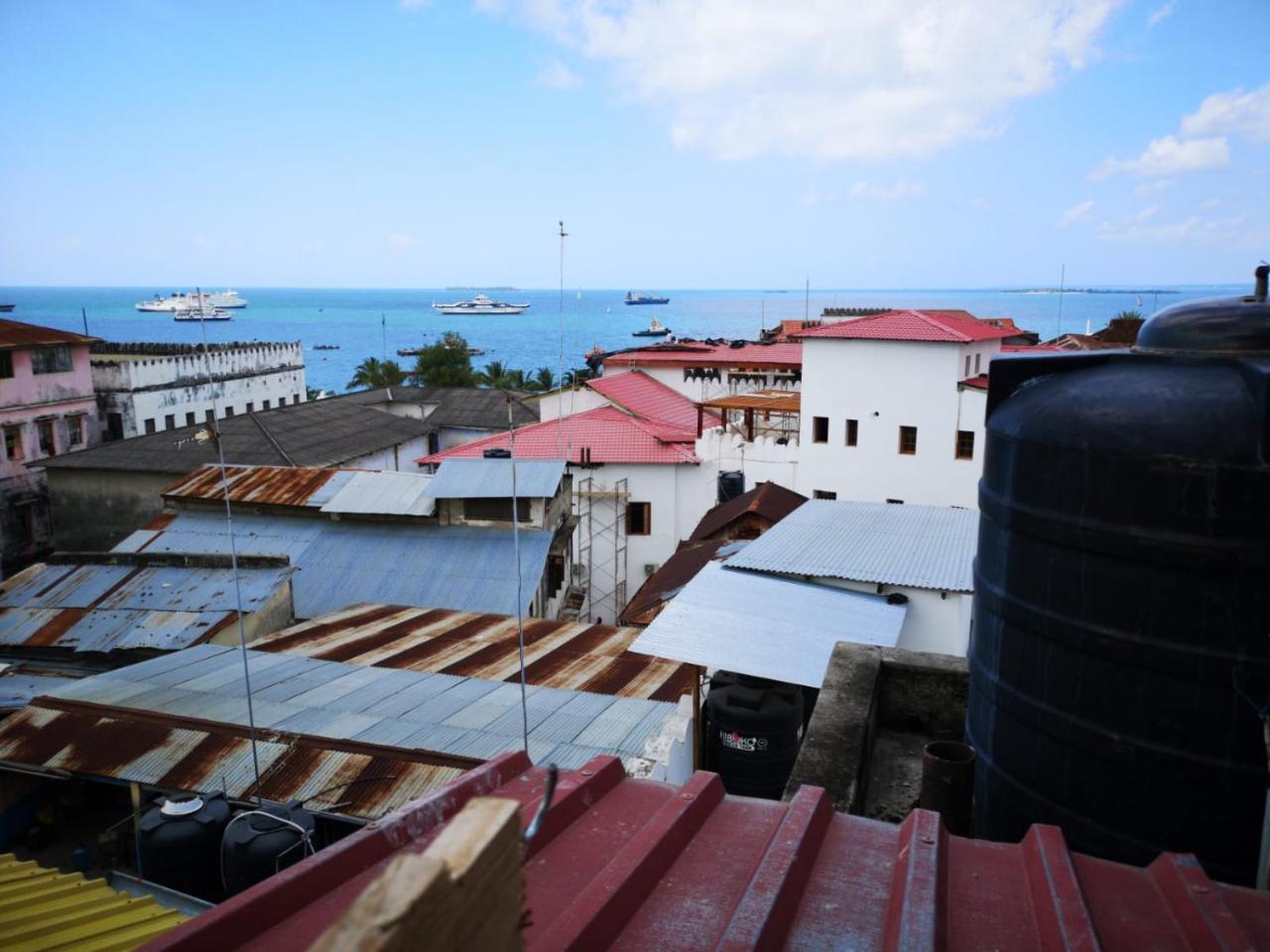 Bottoms Up Hostel Zanzibar Bagian luar foto