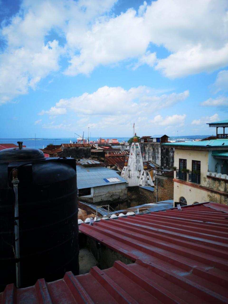 Bottoms Up Hostel Zanzibar Bagian luar foto