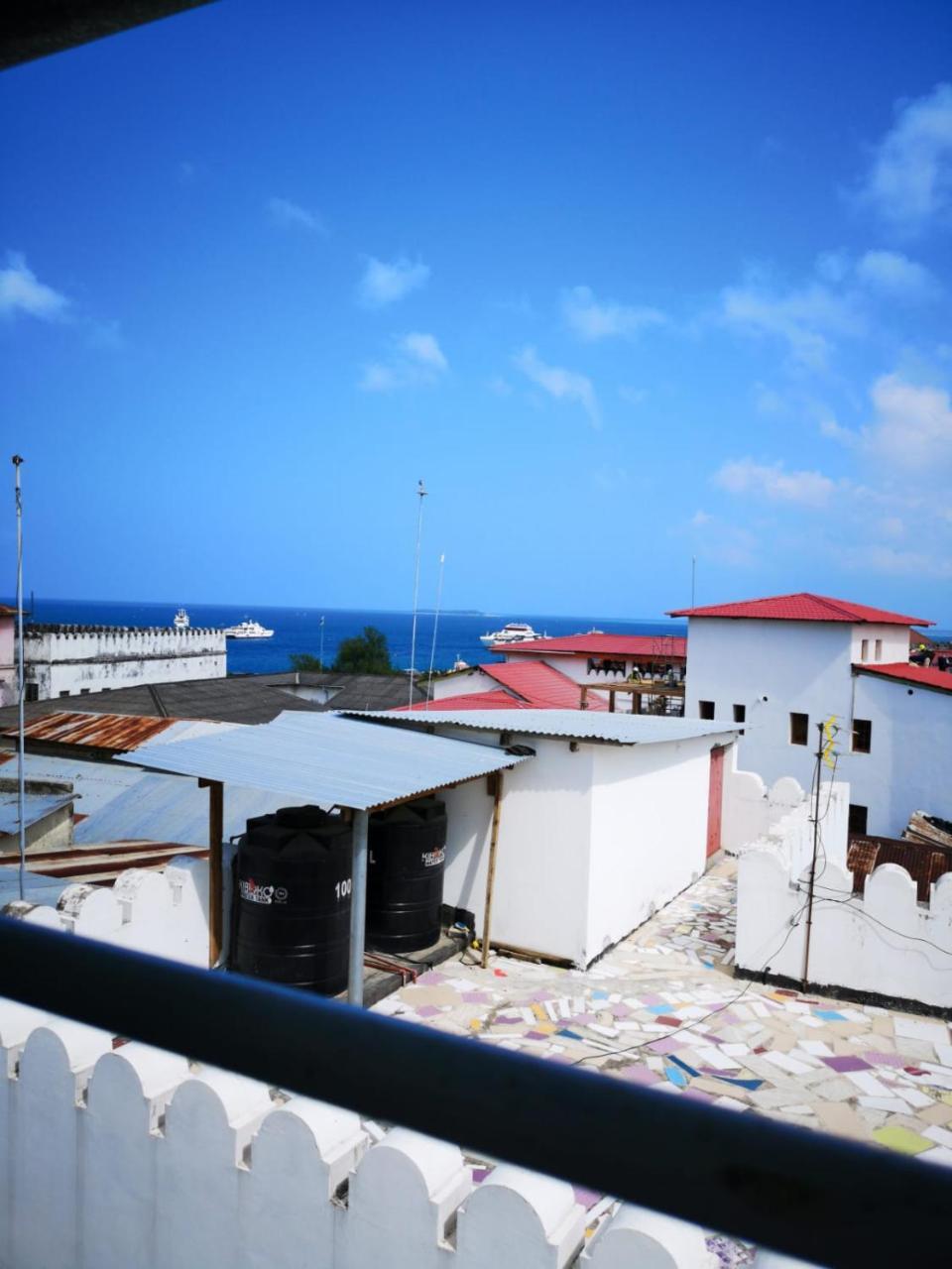 Bottoms Up Hostel Zanzibar Bagian luar foto
