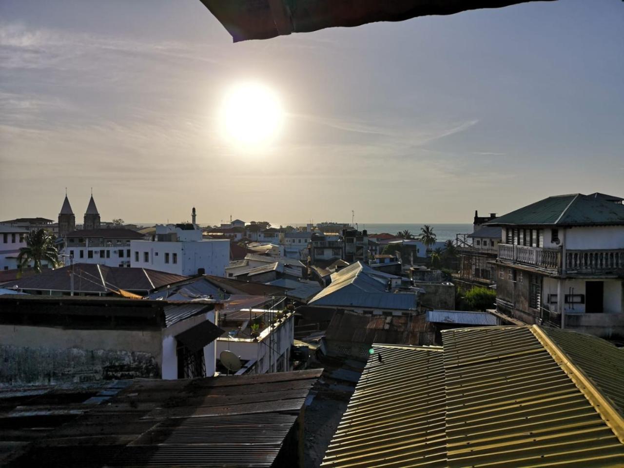 Bottoms Up Hostel Zanzibar Bagian luar foto