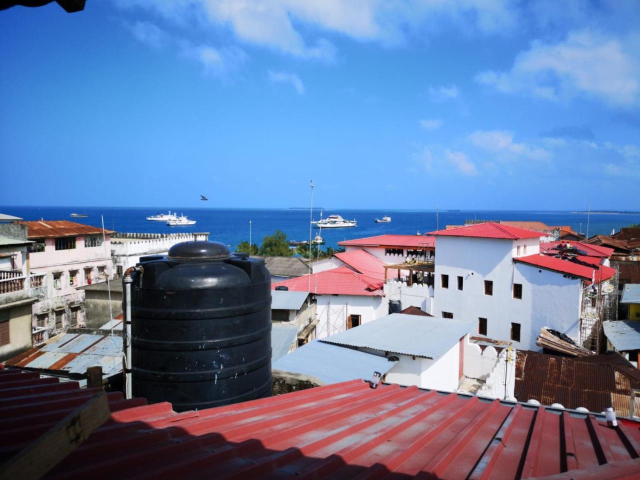 Bottoms Up Hostel Zanzibar Bagian luar foto